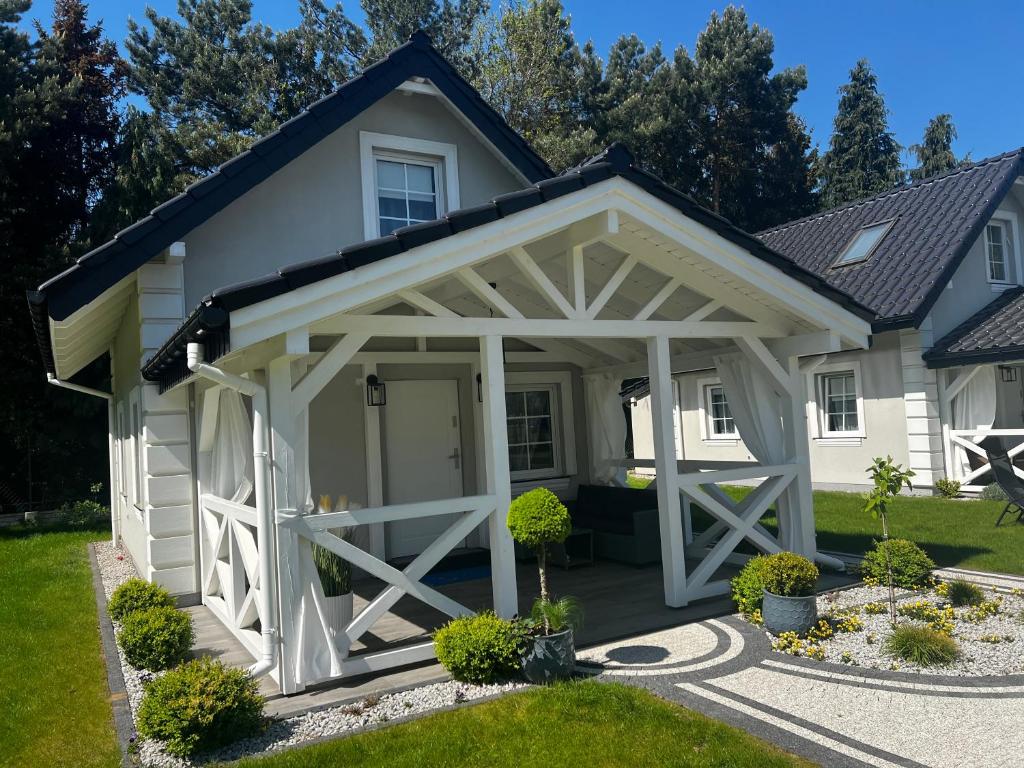 eine große weiße Garage mit großer Tür in der Unterkunft CICHAta Nad Zatoką in Cammin in Pommern