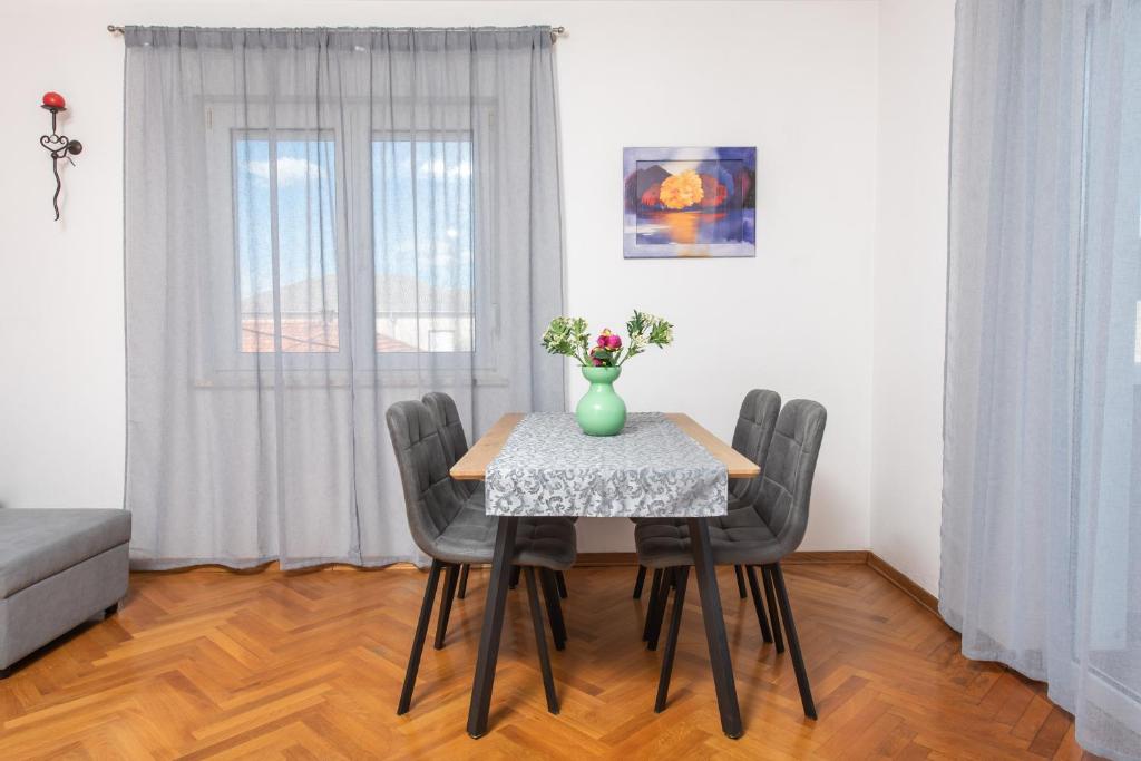 Posedenie v ubytovaní Apartments Lovric with sea view