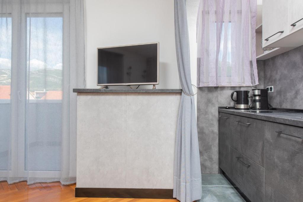 Kuchyňa alebo kuchynka v ubytovaní Apartments Lovric with sea view