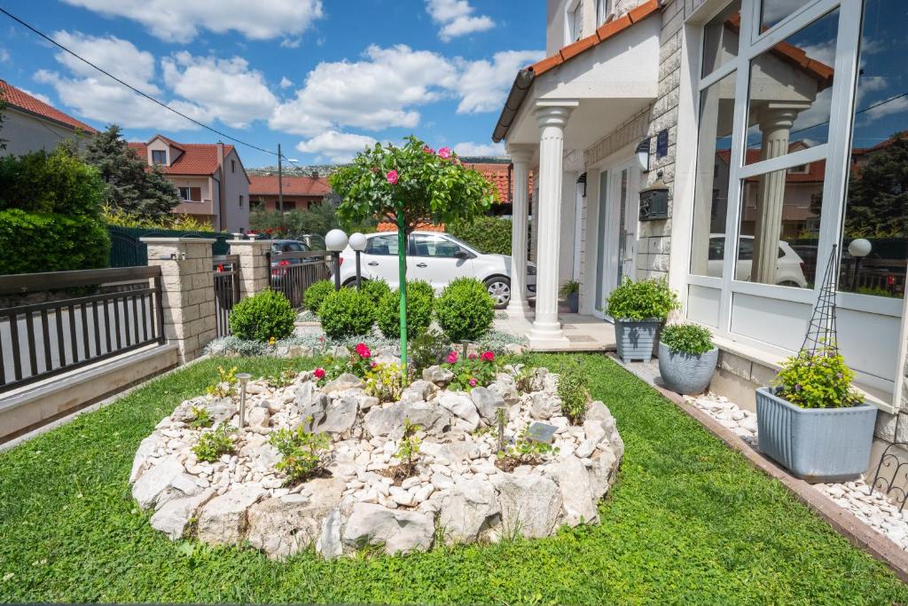 Vonkajšia záhrada v ubytovaní Apartments Lovric with sea view