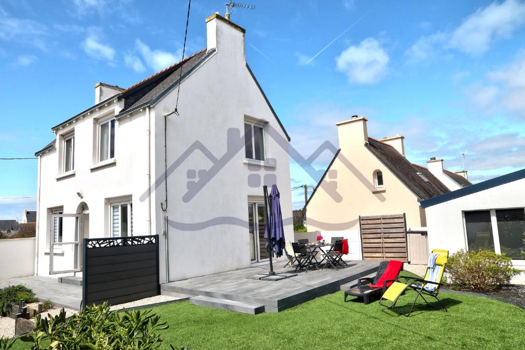 an external view of a white house with a yard at LocaLise - M2C - Ty Ma Bro -Maison avec extérieur entièrement clos - Wifi inclus - Draps inclus- Animaux bienvenus in Le Guilvinec