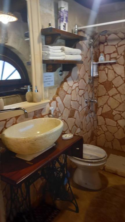 a bathroom with a sink and a toilet at Casa delle rose in Sannicola