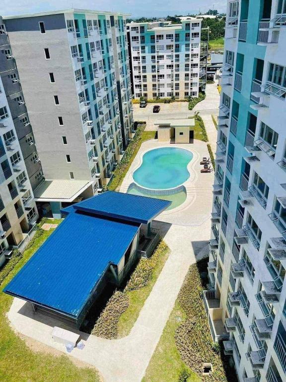 Bazén v ubytování Scarlet Suites Condominium nebo v jeho okolí