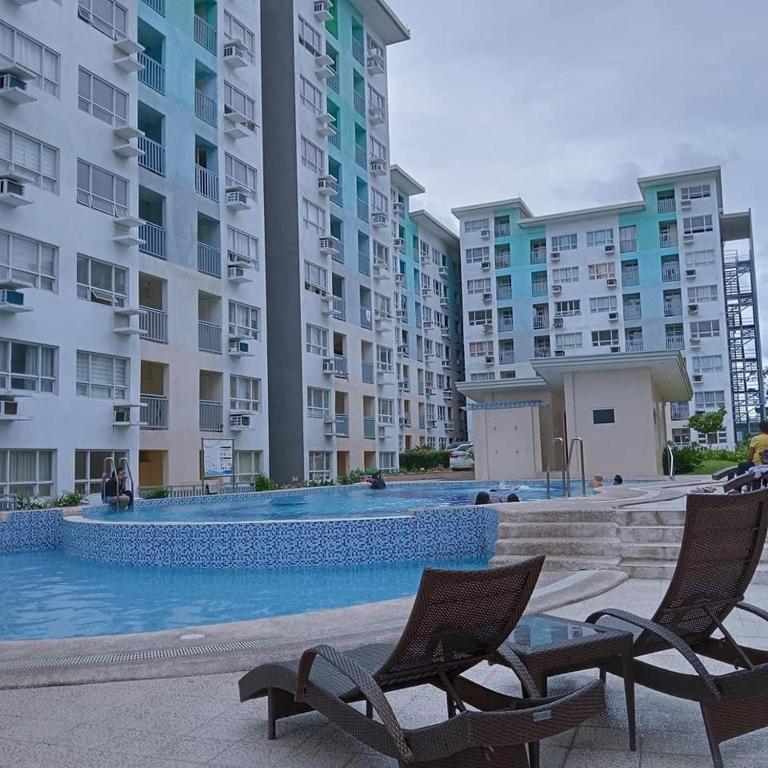Bazén v ubytování Scarlet Suites Condominium nebo v jeho okolí