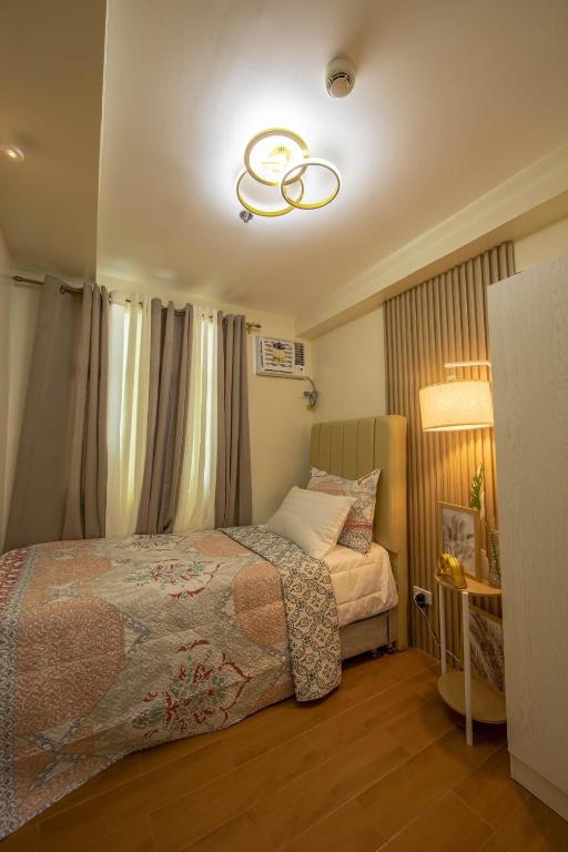 Postel nebo postele na pokoji v ubytování Scarlet Suites Condominium