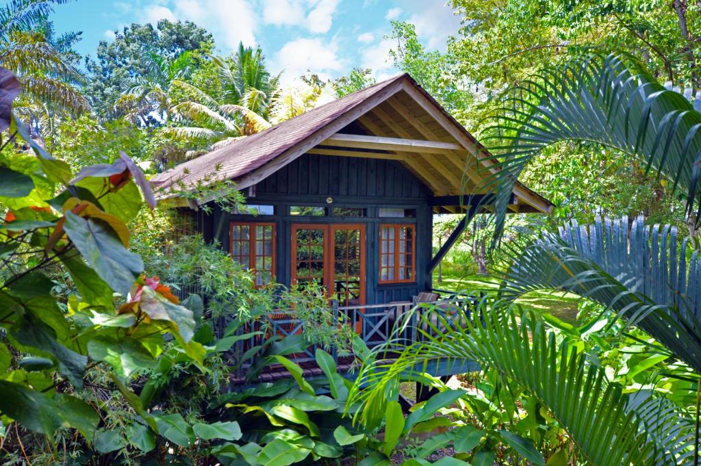 una pequeña casa en medio de un bosque en Sunset at the Palms Resort - Adults Only - All Inclusive en Negril