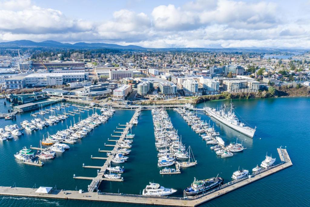 una vista aérea de un puerto con barcos en Marina Square Suites, en Bremerton