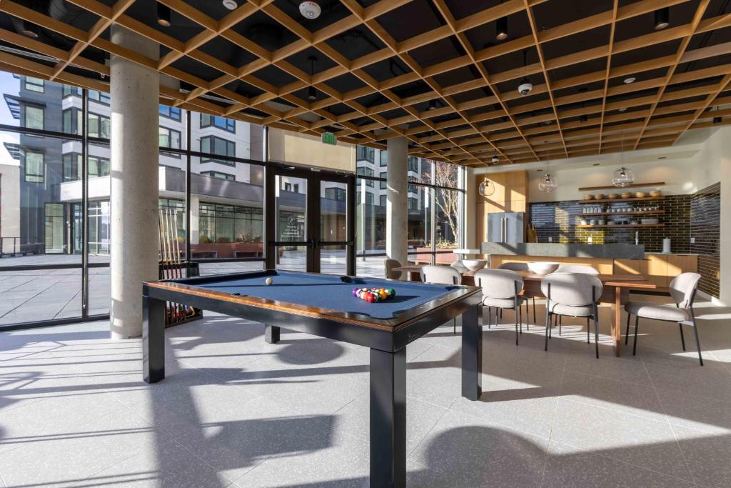 Biliár nebo kulečník v ubytování Marina Square Suites