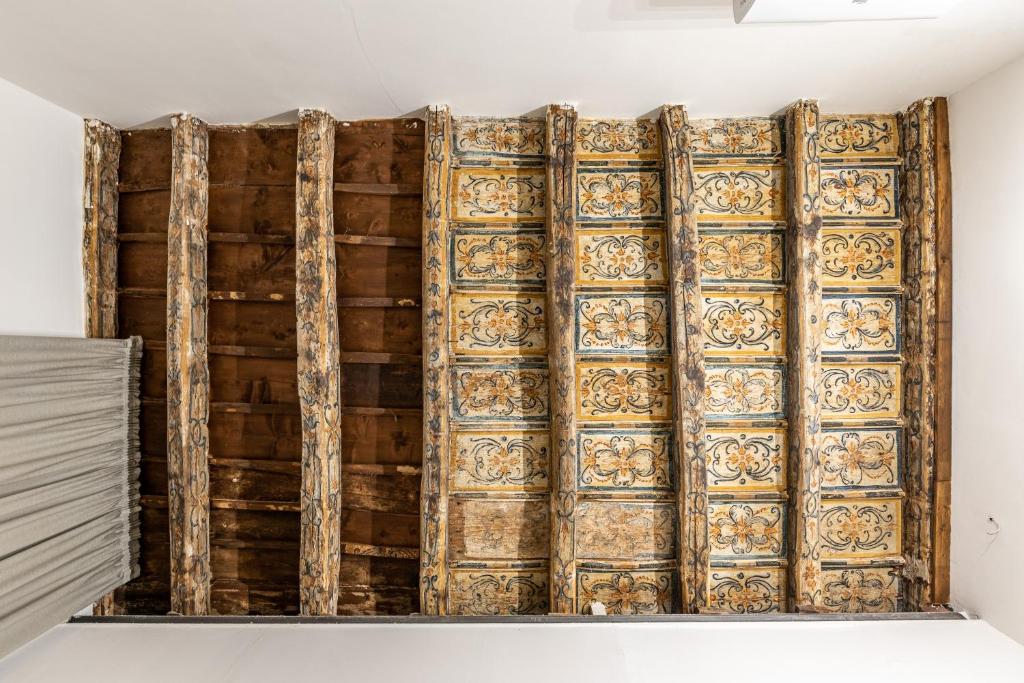 a room with a wooden wall with a window at Quattro Canti rooms in Palermo