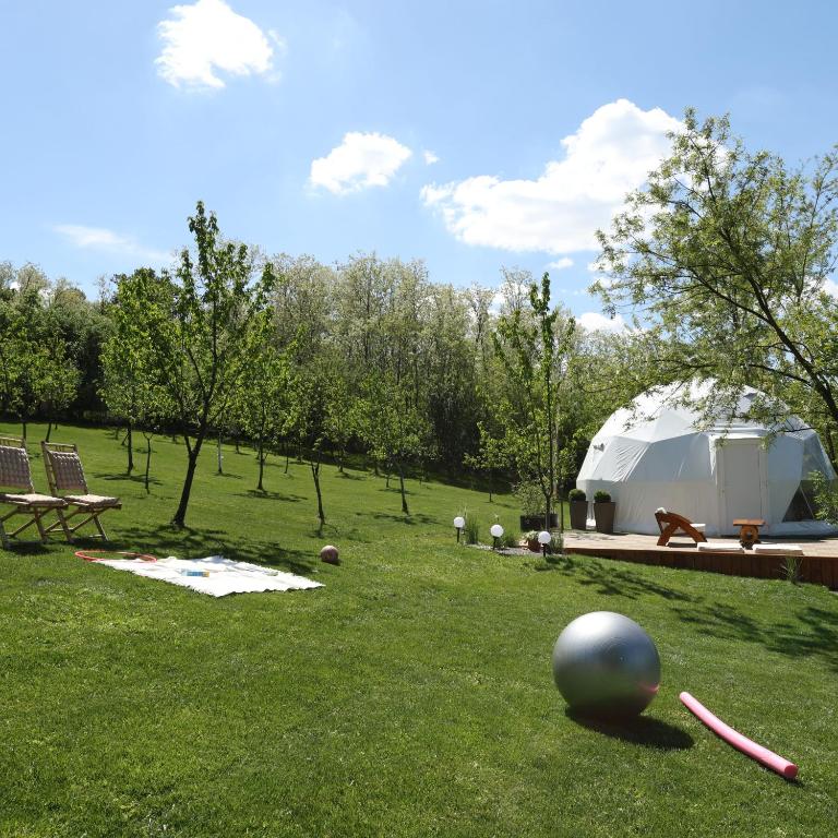 Aed väljaspool majutusasutust Glamping Beograd