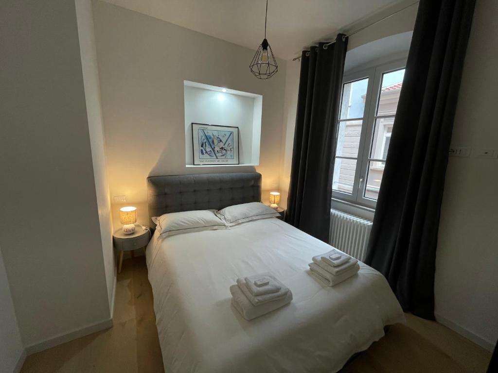 ein Schlafzimmer mit einem Bett mit zwei Handtüchern darauf in der Unterkunft Le vie del vento - Garibaldi in Triest