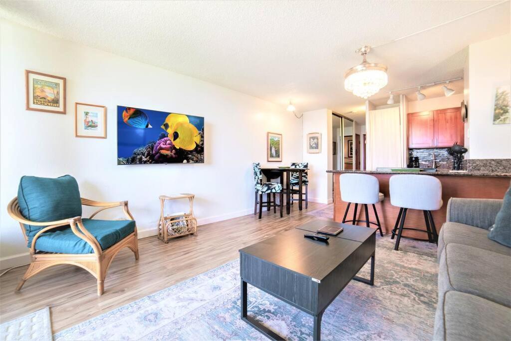 TV a/nebo společenská místnost v ubytování Stunning Maui Direct Ocean front on the beach, Walk to beach from Condo, Watch Turtles, Whales, AC in all rooms ocean view Pool and Spa