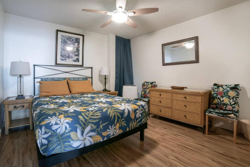 Postel nebo postele na pokoji v ubytování Stunning Maui Direct Ocean front on the beach, Walk to beach from Condo, Watch Turtles, Whales, AC in all rooms ocean view Pool and Spa