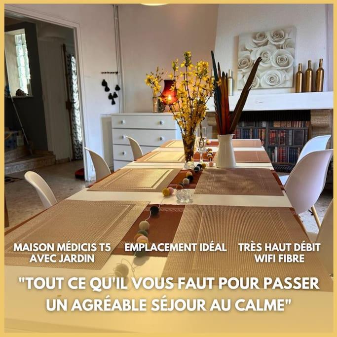 une table dans une pièce avec une grande table avec des chaises dans l'établissement Maison Médicis - T5 Spacieuse et Calme en Ville - Emplacement Idéal, à Toulouse