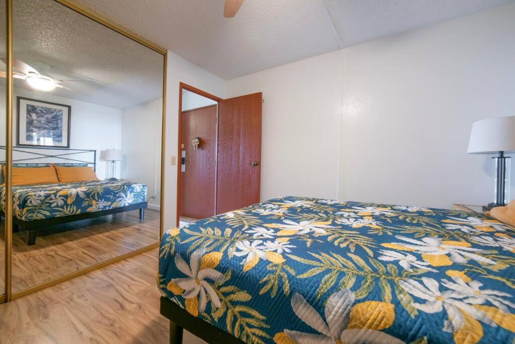 Postel nebo postele na pokoji v ubytování Stunning Maui Direct Ocean front on the beach, Walk to beach from Condo, Watch Turtles, Whales, AC in all rooms ocean view Pool and Spa