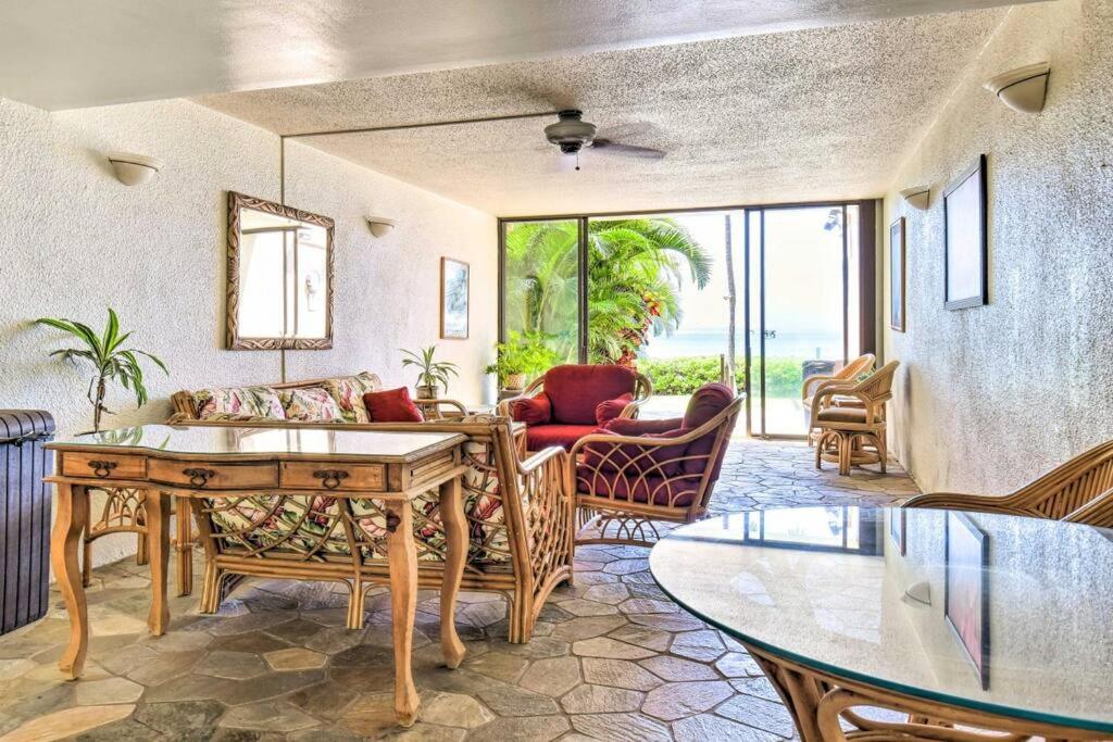 Posezení v ubytování Stunning Maui Direct Ocean front on the beach, Walk to beach from Condo, Watch Turtles, Whales, AC in all rooms ocean view Pool and Spa