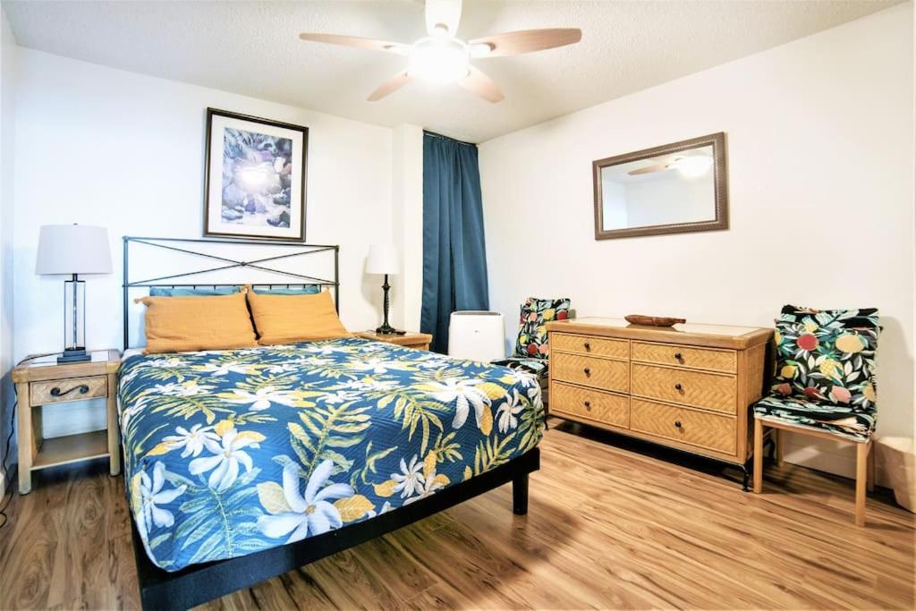 Postel nebo postele na pokoji v ubytování Stunning Maui Direct Ocean front on the beach, Walk to beach from Condo, Watch Turtles, Whales, AC in all rooms ocean view Pool and Spa