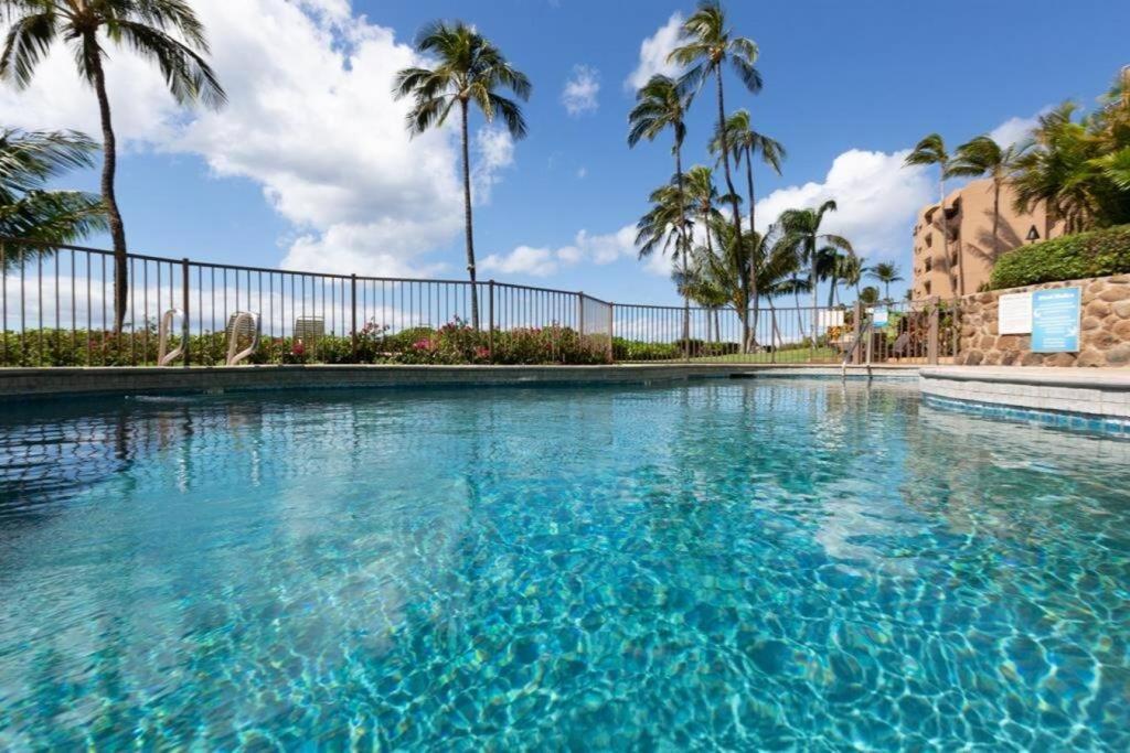 Bazén v ubytování Stunning Maui Direct Ocean front on the beach, Walk to beach from Condo, Watch Turtles, Whales, AC in all rooms ocean view Pool and Spa nebo v jeho okolí