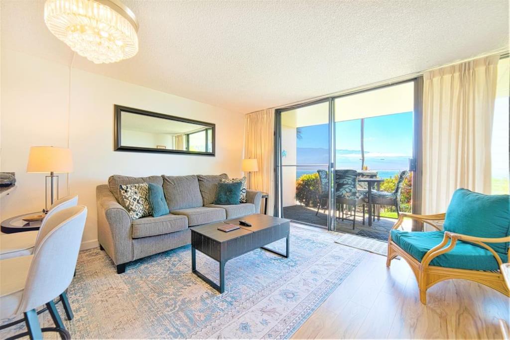 Posezení v ubytování Stunning Maui Direct Ocean front on the beach, Walk to beach from Condo, Watch Turtles, Whales, AC in all rooms ocean view Pool and Spa