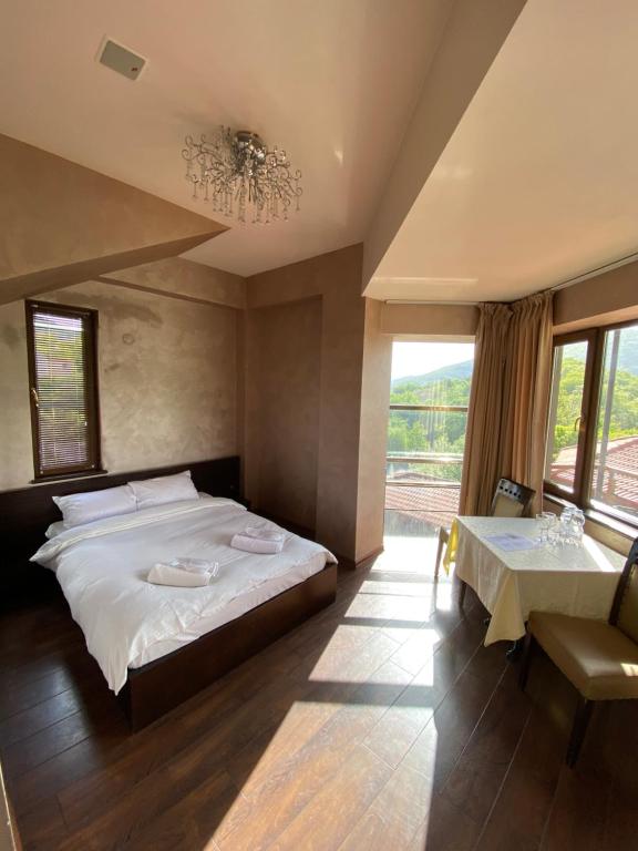 Postel nebo postele na pokoji v ubytování Hotel Ananuri