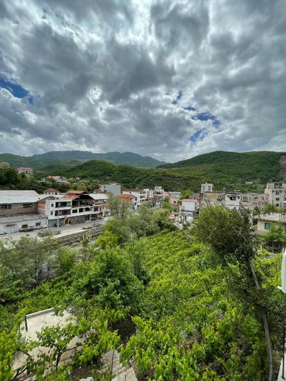 Nespecifikovaný výhled na hory nebo výhled na hory při pohledu z hotelu