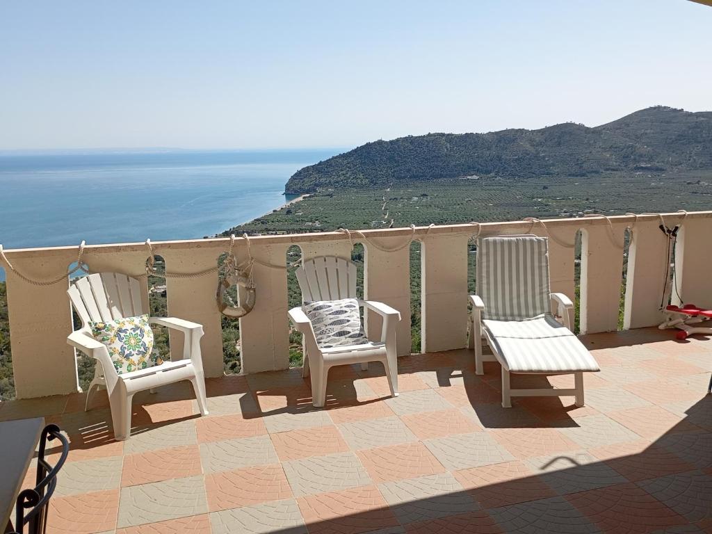 馬蒂納塔的住宿－Diomede Holiday Home，阳台配有两把椅子,享有海景。