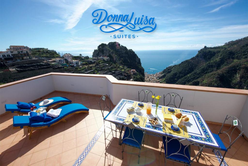 balcón con mesa, sillas y vistas al océano en Donna Luisa Suite 9 Amalfi sea view - free parking, en Scala