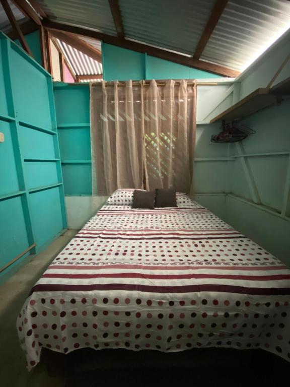Un pat sau paturi într-o cameră la Franda House