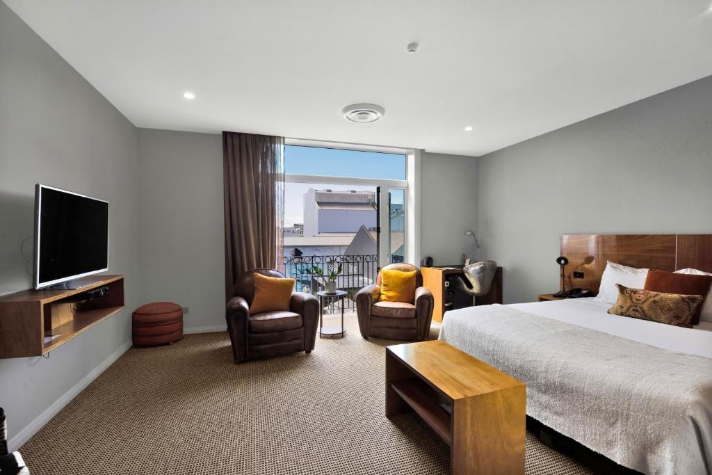 TV a/nebo společenská místnost v ubytování King and Queen Hotel Suites