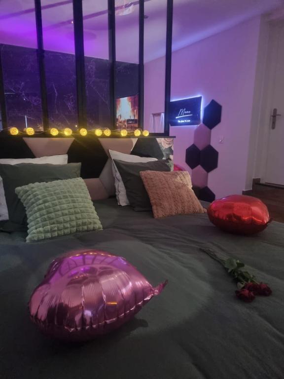 Postel nebo postele na pokoji v ubytování The Moon Chambre romantique proche de Nancy