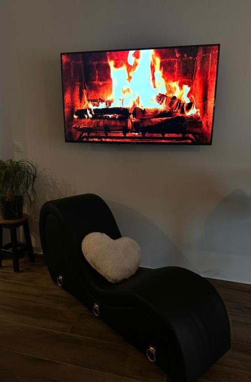 TV a/nebo společenská místnost v ubytování The Moon Chambre romantique proche de Nancy
