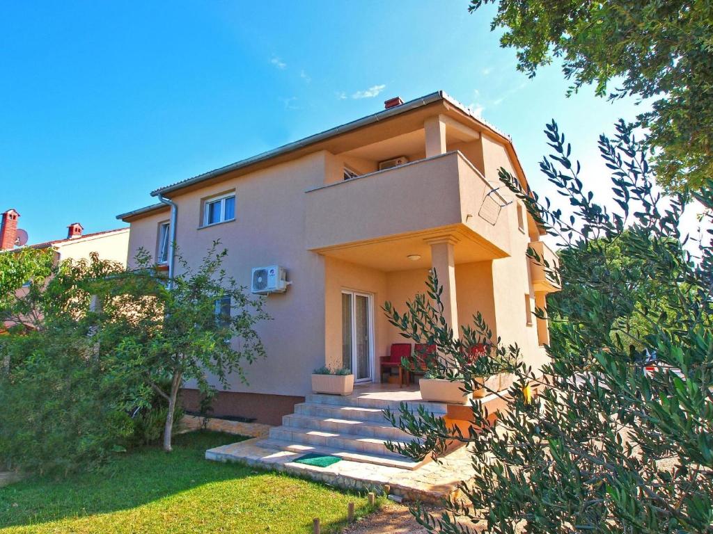 uma casa com escadas que levam à sua frente em Ferienwohnung für 4 Personen ca 45 qm in Stinjan, Istrien Istrische Riviera - b43252 em Štinjan
