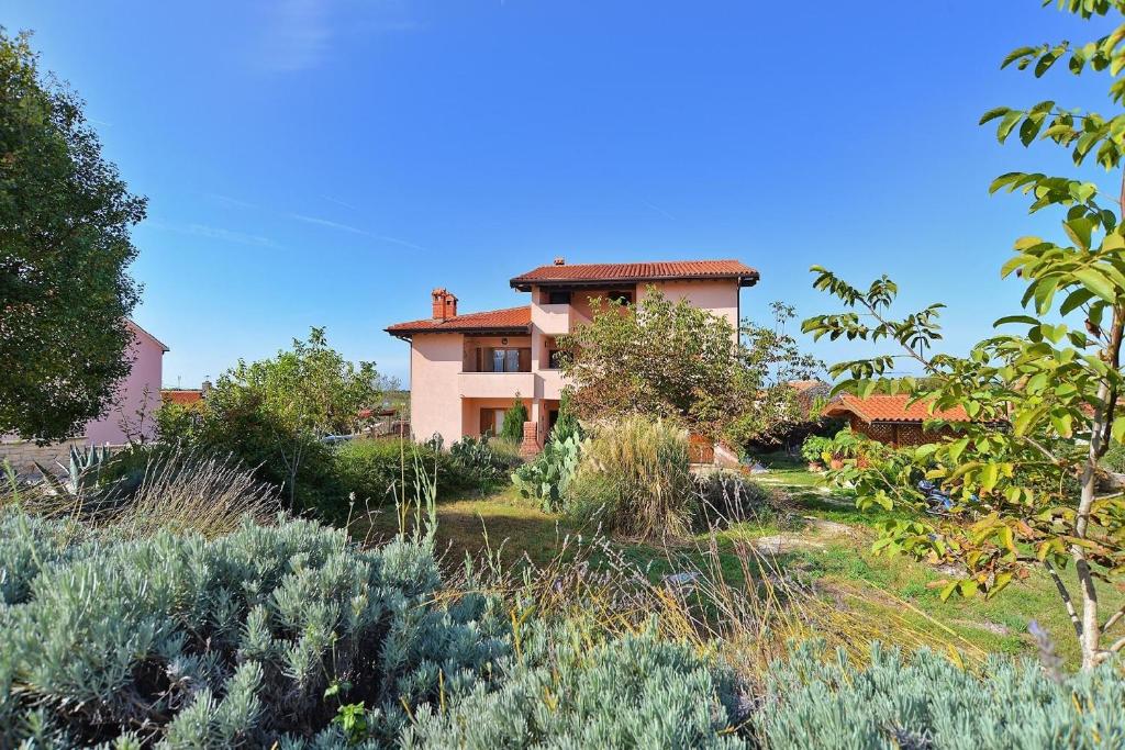 a house in the middle of a garden at Ferienwohnung für 4 Personen ca 80 qm in Bale, Istrien Istrische Riviera in Bale