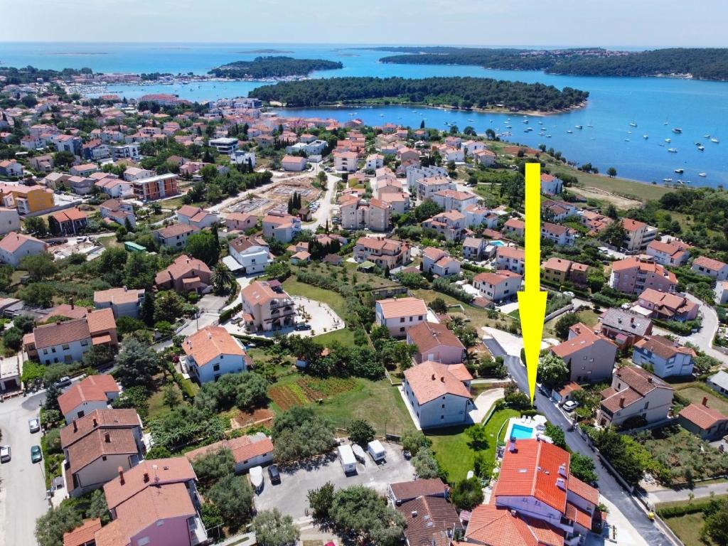 una vista aérea de un suburbio residencial con un rectángulo amarillo en Ferienwohnung für 5 Personen ca 48 qm in Medulin, Istrien Südküste von Istrien, en Medulin