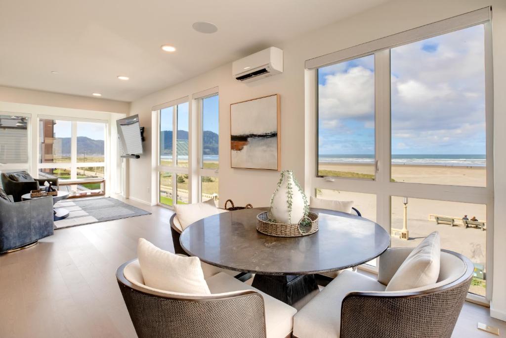 - un salon avec une table et des chaises ainsi qu'une plage dans l'établissement Seaside Vacation Rental Walk to Beach and Downtown!, à Seaside