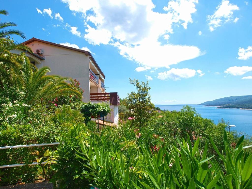 ラバックにあるFerienwohnung für 5 Personen ca 50 qm in Rabac, Istrien Bucht von Rabac - b58157の水の見える丘の上の家