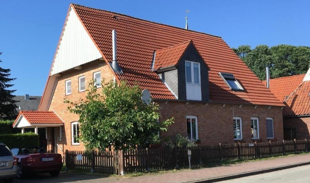 een bruin bakstenen huis met een oranje dak bij Großes Ferienhaus in Bentwisch mit Grill und Terrasse in Oberndorf