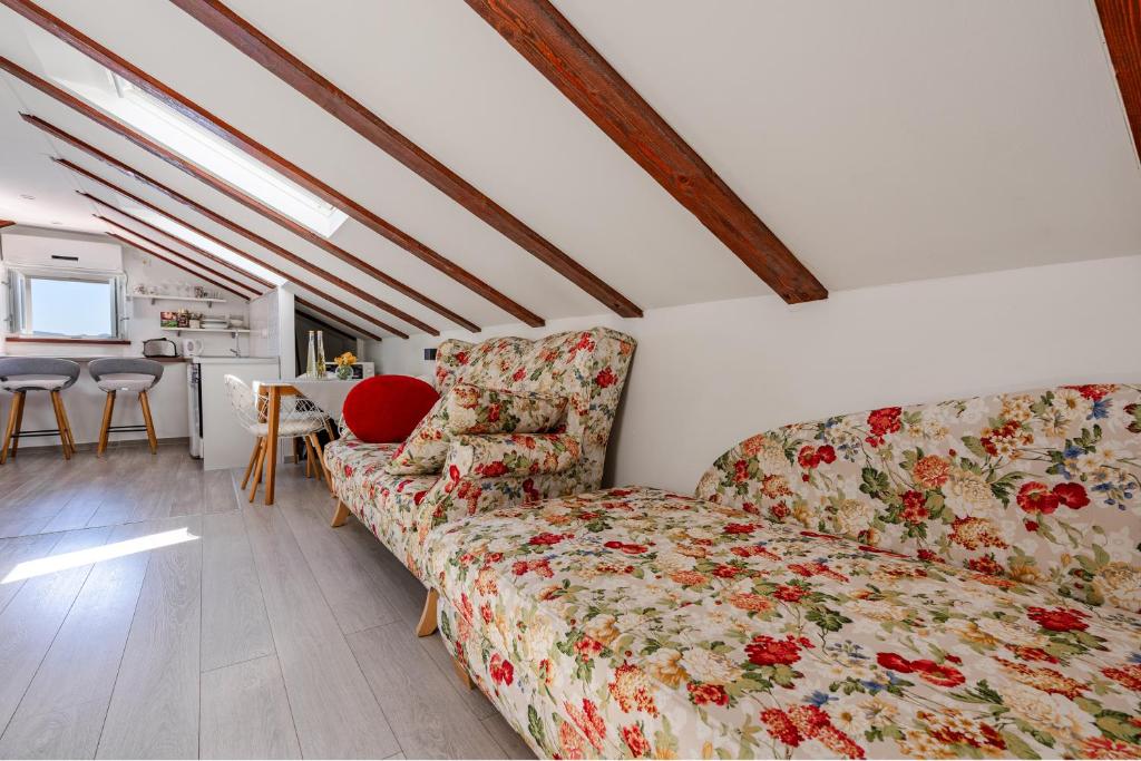 ein Wohnzimmer mit einem Sofa und einem Tisch in der Unterkunft Apartments Luka, Punta Jurana in Korčula