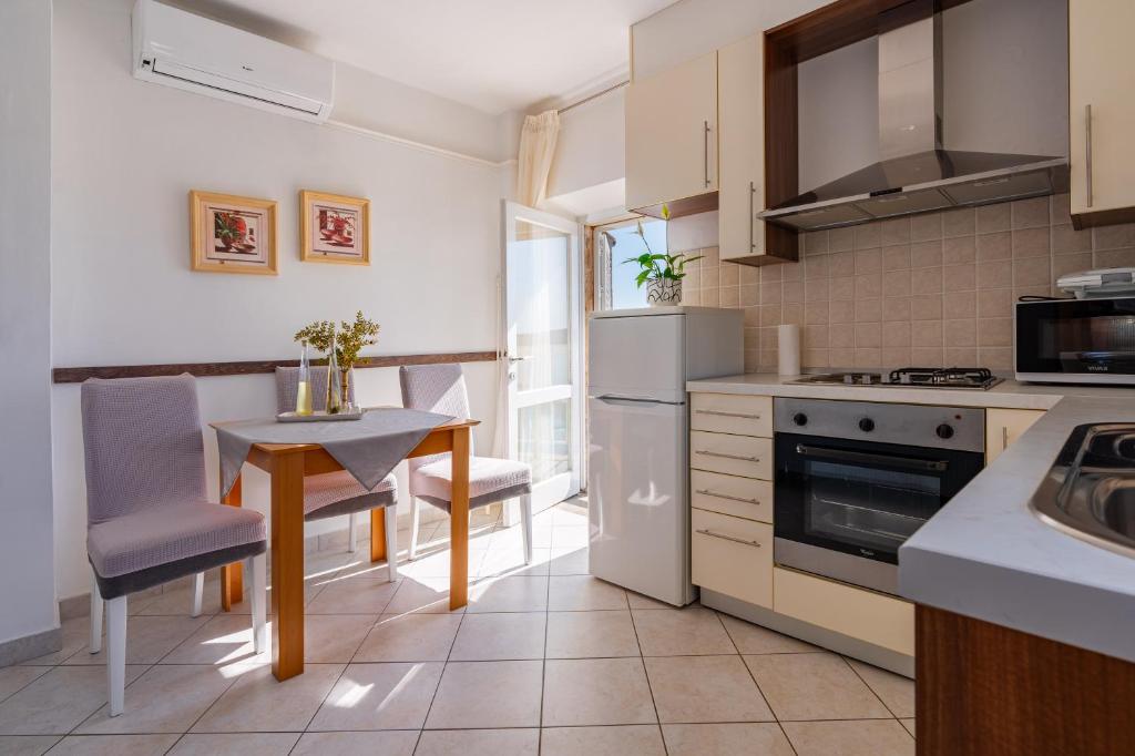 Kuchyň nebo kuchyňský kout v ubytování Apartments Luka, Punta Jurana