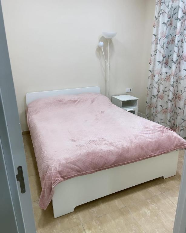 a bedroom with a bed with a pink blanket at Casa Valencia in Valencia