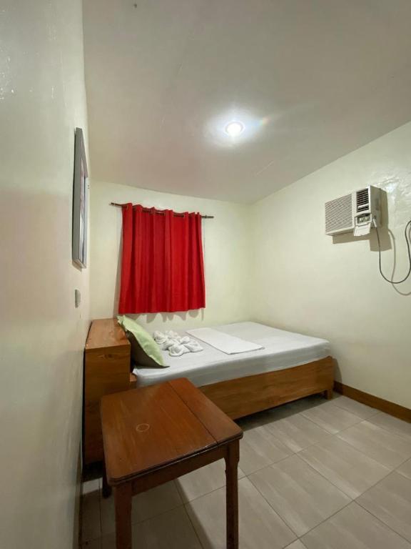 Postel nebo postele na pokoji v ubytování Strong Tower Inn