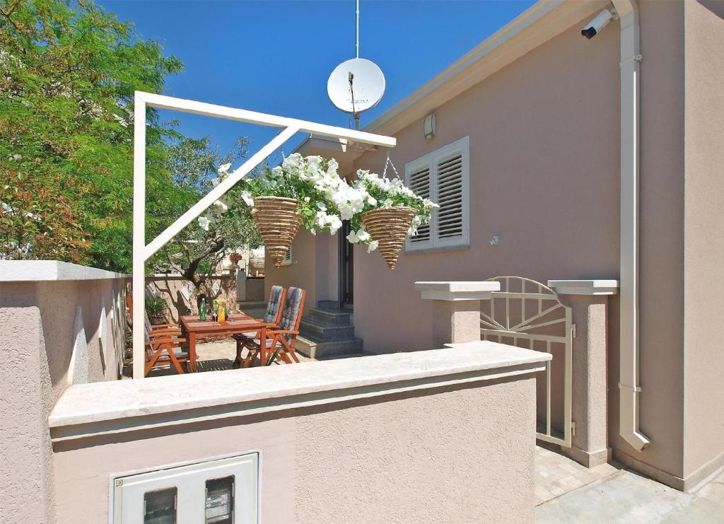 ein Haus mit einem Balkon mit einem Tisch und Stühlen in der Unterkunft Ferienhaus für 4 Personen ca 50 qm in Vinkuran, Istrien Istrische Riviera in Vinkuran