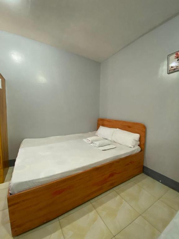Postel nebo postele na pokoji v ubytování Strong Tower Inn