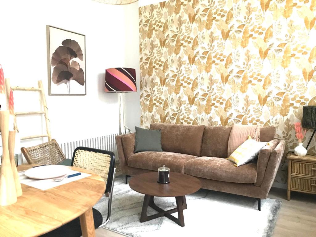 un salon avec un canapé et une table dans l'établissement LE PRESBYTERE - HyperCentre - Rez de Chaussée - Thermes, à Vichy