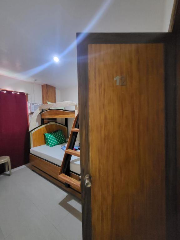 Postel nebo postele na pokoji v ubytování Strong Tower Inn