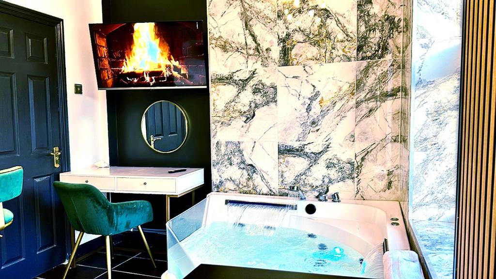 Duke and Duchess Apartments and Rooms - Private in Room Hot Tub Suites - Studio With Spa Bath