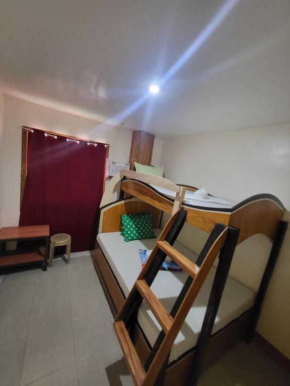 Postel nebo postele na pokoji v ubytování Strong Tower Inn