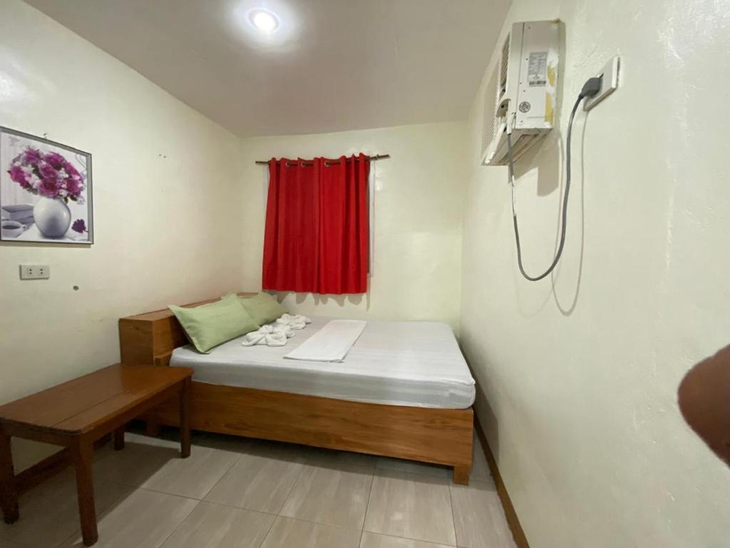 Postel nebo postele na pokoji v ubytování Strong Tower Inn