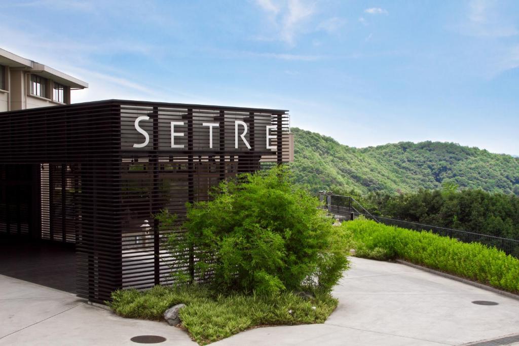 a building with a sign that reads seattle at Setre Highland Villa Himeji in Himeji