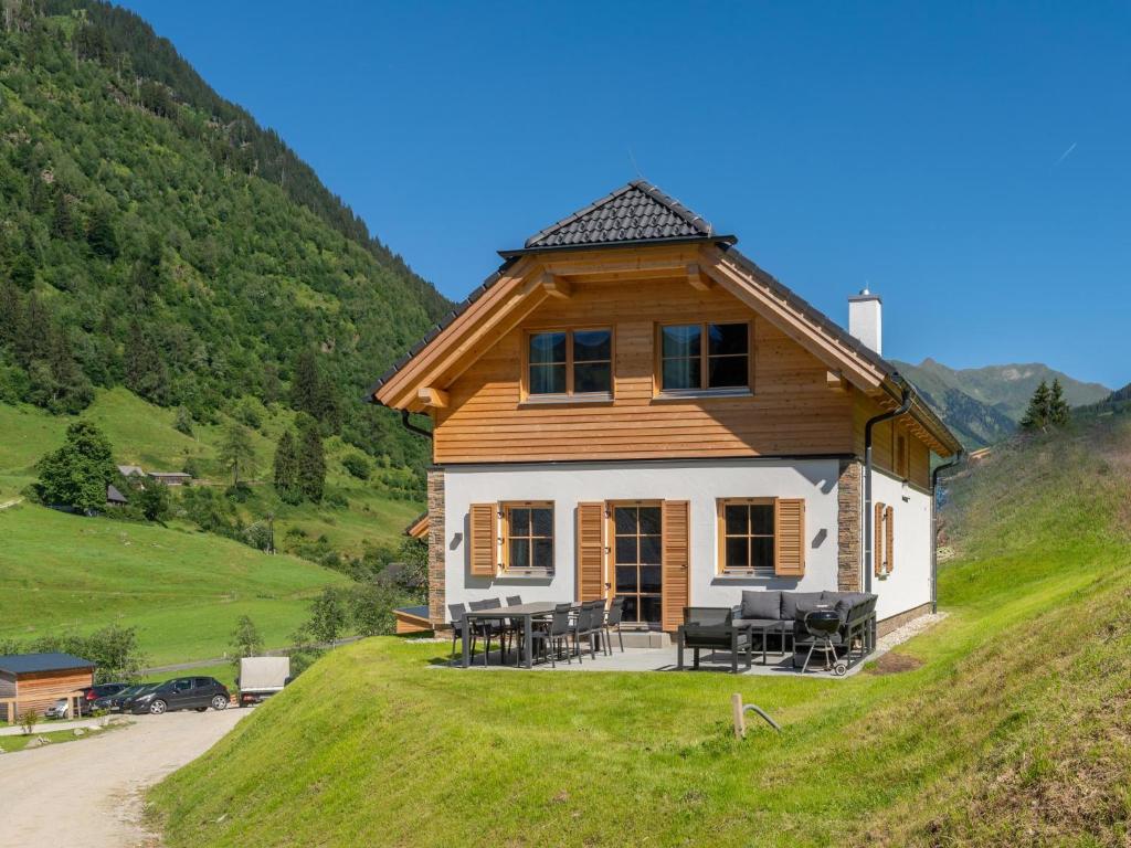 une maison au sommet d'une colline herbeuse dans l'établissement Riesner Alpenlodge, à Donnersbachwald